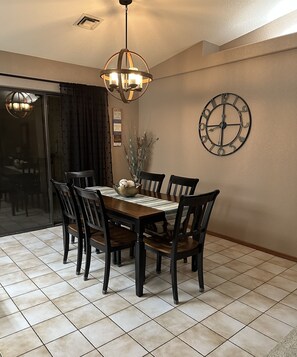 Dining - House with pool in quiet neighborhood.   Near golf course, lake, and downtown (Lake Havasu City)