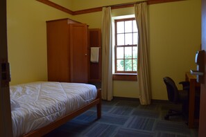 Desk, laptop workspace, free WiFi, bed sheets - Acadia University (Wolfville)