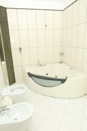 ห้องดีลักซ์ดับเบิล | ห้องน้ำ | ของใช้ในห้องน้ำฟรี, ไดร์เป่าผม