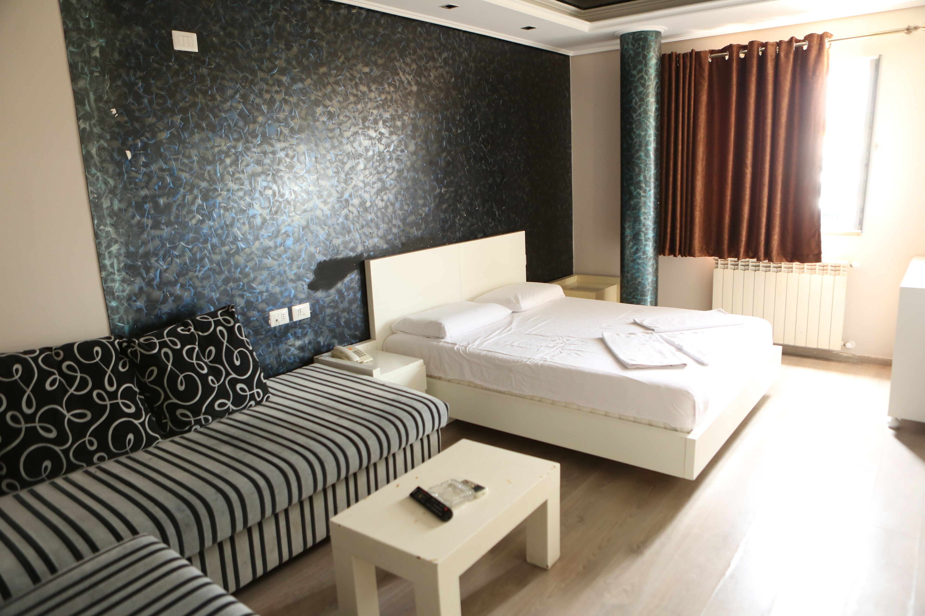 deluxe double room | free wifi, bed sheets