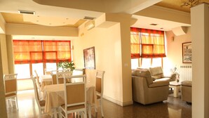 Amplia sala de estar con comedor, que incluye un sofá, sillas y una mesa.