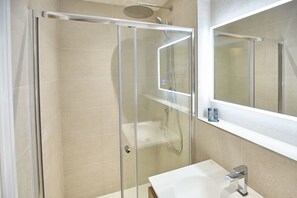 淋浴設備、風筒、提供毛巾、洗頭水