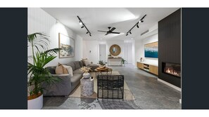 Smart TV, fireplace