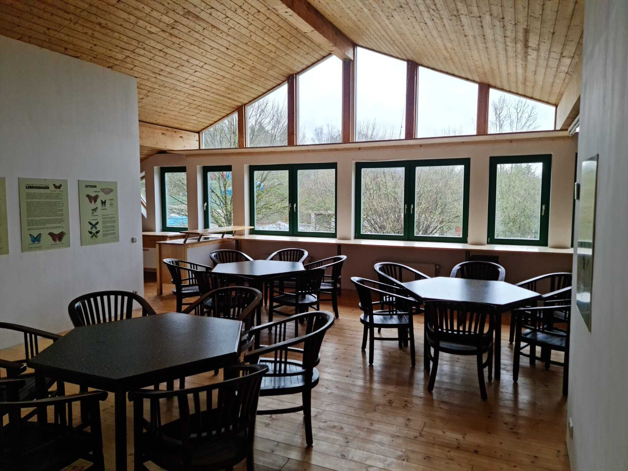 Petit déjeuner continental (9 EUR par personne)