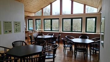 Dagelijks continentaal ontbijt (EUR 9 per persoon)