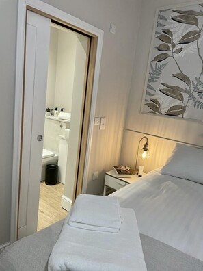 1 chambre, bureau, fer et planche à repasser, accès au Wi-Fi (inclus)