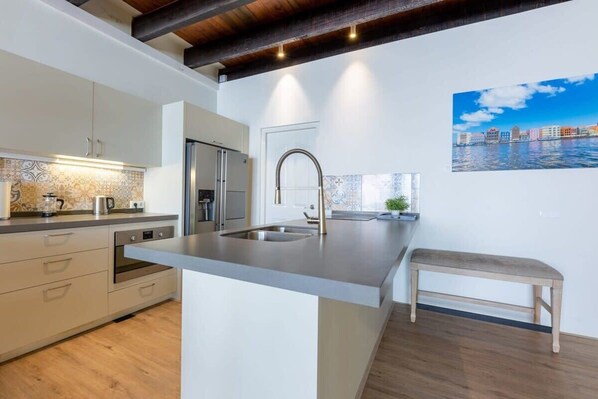 Refrigerador, microondas, horno, placa de cocina