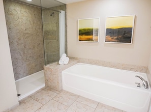 Badewanne, Handtücher, Seife, Toilettenpapier