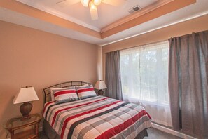 2 slaapkamers, een strijkplank/strijkijzer, gratis wifi, beddengoed