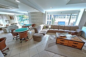 32-inch LCD TV with cable channels, foosball, table tennis - Hotel Firenze Serra Negra (Serra Negra)