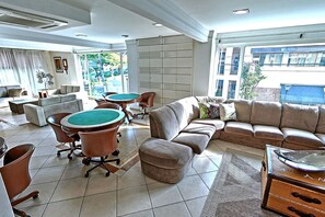 32-inch LCD TV with cable channels, table football, ping pong - Hotel Firenze Serra Negra (Serra Negra)