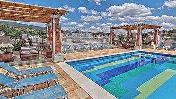 Piscina interna, piscina externa, espreguiçadeiras