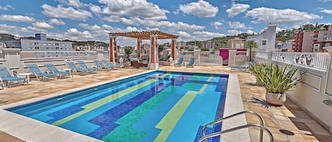 Una piscina techada, una piscina al aire libre