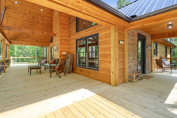 Outdoor dining - 4BR Luxe Woodland Retreat w/ Hot Tub & Fire Pit (Blue Ridge)