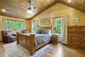 4 bedrooms, desk, iron/ironing board, travel crib - 4BR Luxe Woodland Retreat w/ Hot Tub & Fire Pit (Blue Ridge)
