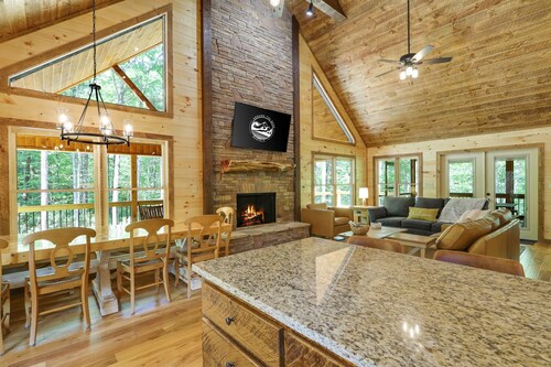 4BR Luxe Woodland Retreat w/ Hot Tub & Fire Pit