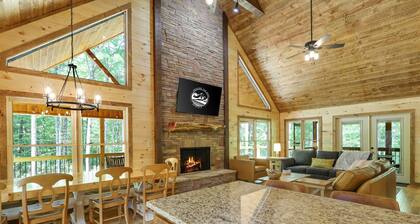 4BR Luxe Woodland Retreat w/ Hot Tub & Fire Pit