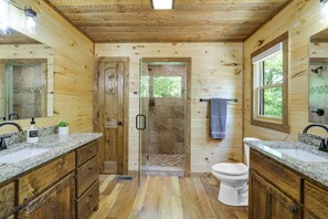 Combined shower/tub, hair dryer, towels