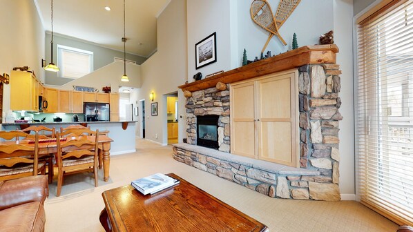 Condo, 3 Bedrooms | Living room | Smart TV, streaming services