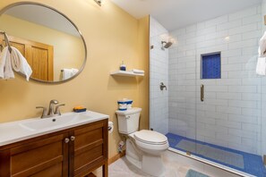 Apartment, 2 Schlafzimmer | Badezimmer | Handtücher, Shampoo, Toilettenpapier
