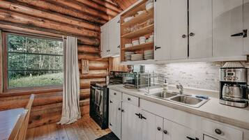 Cabin, 2 Bedrooms | Private kitchen | Fridge, oven, coffee/tea maker, freezer