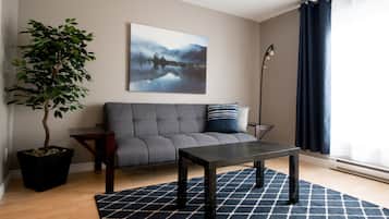 Suite avec chambre fermée + divan-lit | Aire de séjour | Téléviseur à écran plat
