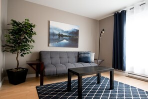 Suite avec chambre fermée + divan-lit | Living area | Flat-screen TV - Studio le Court-toit (Rouyn-Noranda)