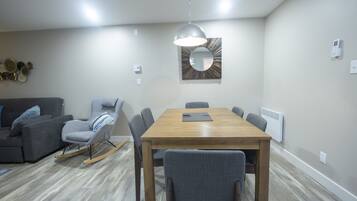 Appartement de deux chambres a coucher + divan-lit | Comedor