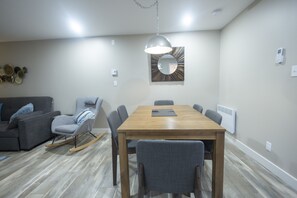 Appartement de deux chambres a coucher + divan-lit | Dining room - Studio le Court-toit (Rouyn-Noranda)