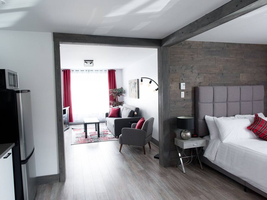 Design loft | Een bureau, een laptopwerkplek, geluiddichte muren