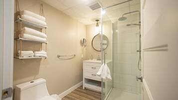 Suite avec chambre fermee | Baño | Bañera, toallas y papel higiénico