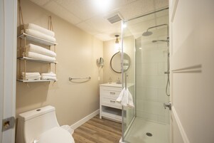 Suite avec chambre fermee | Banheiro | Banheira, toalhas de banho, papel higiênico 
