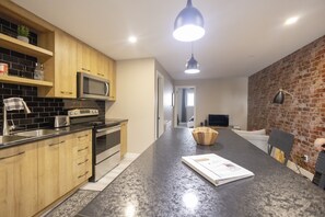 Suite avec chambre fermee | Private kitchen - Studio le Court-toit (Rouyn-Noranda)