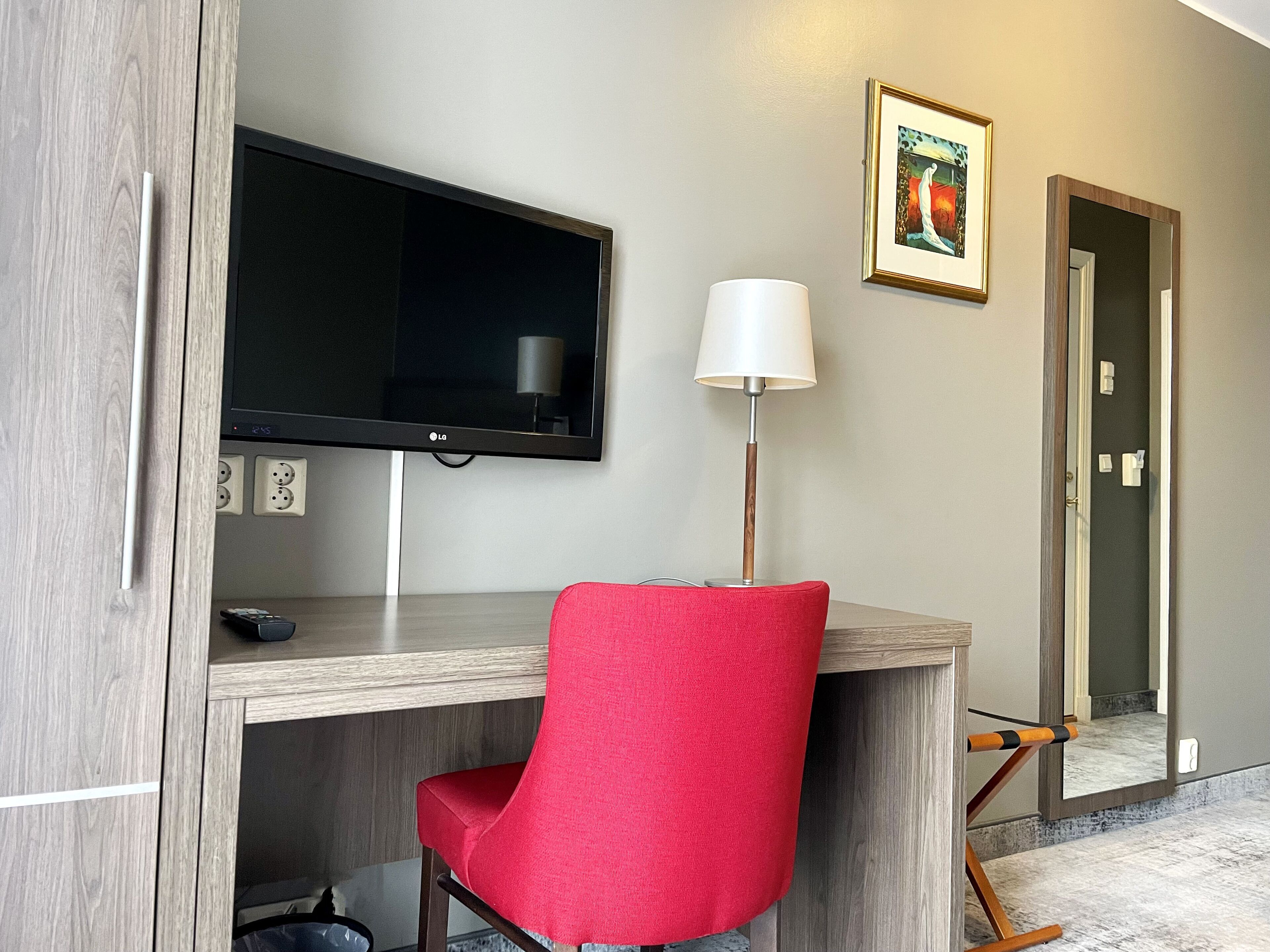 budget single room | 1 bedroom, desk, blackout curtains, free wifi