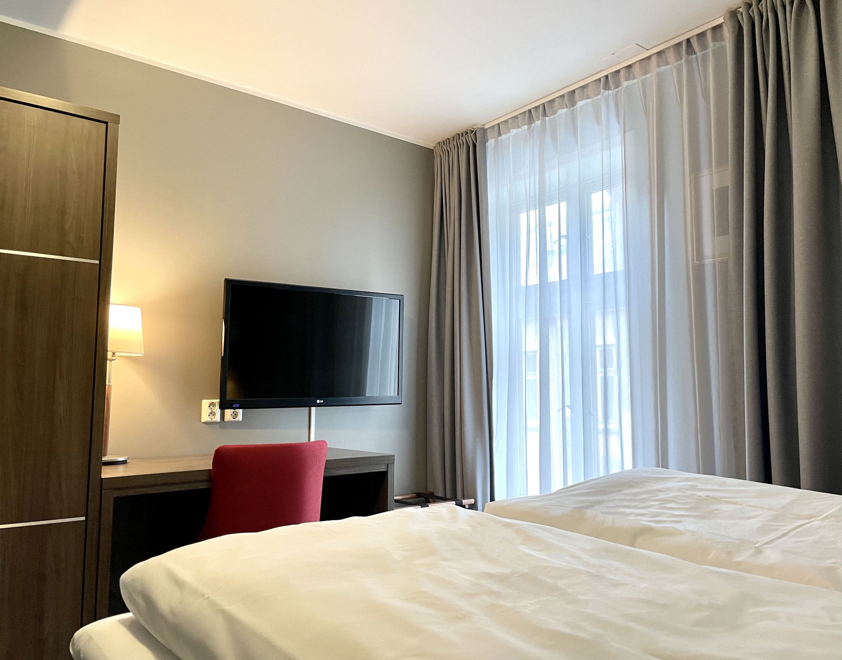 budget double room | 1 bedroom, desk, blackout curtains, free wifi