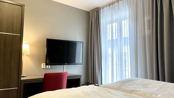 Budget Double Room | Meja kerja, tirai kedap cahaya, Wi-Fi gratis, dan seprai linen