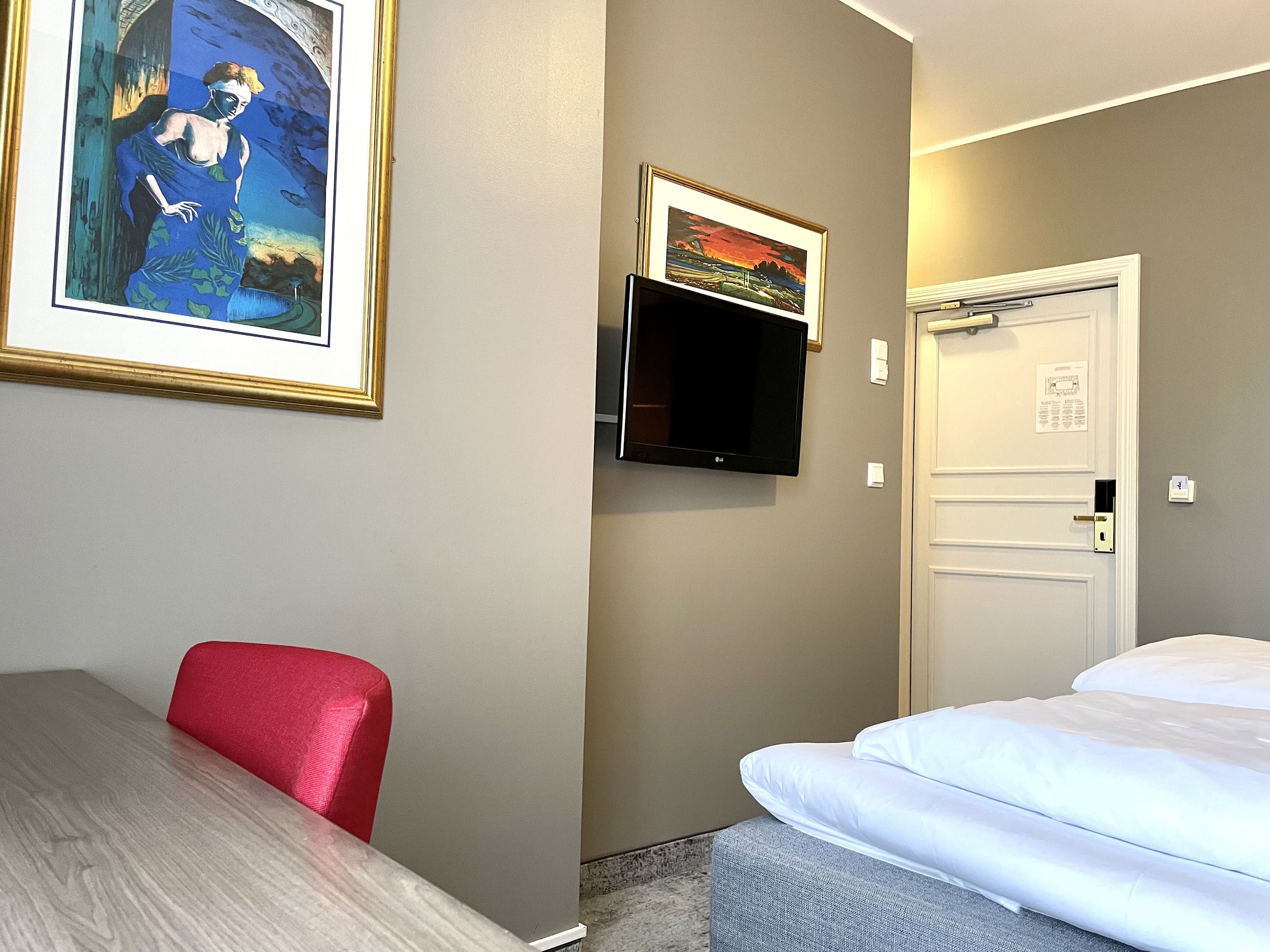 budget double room | 1 bedroom, desk, blackout curtains, free wifi