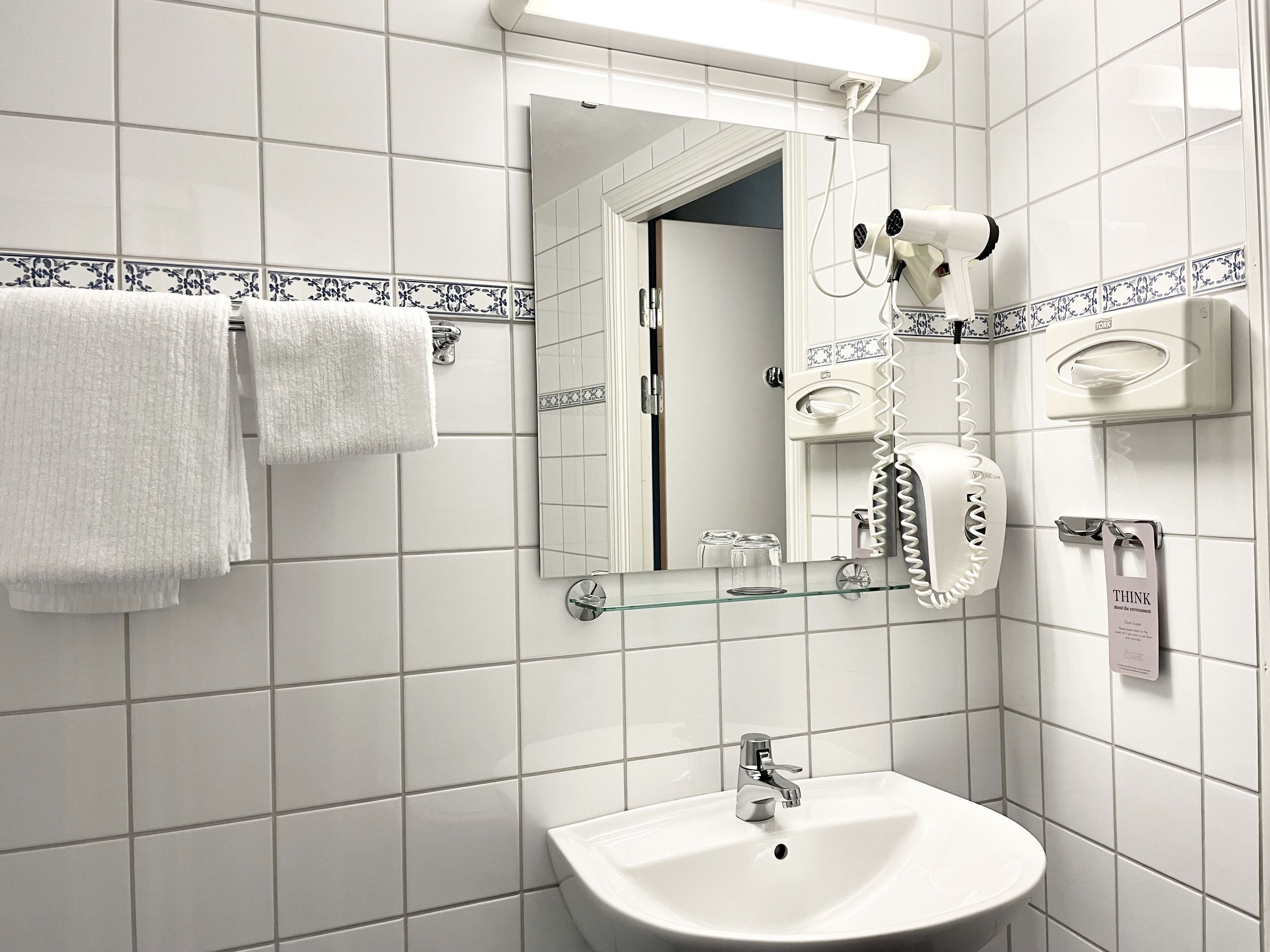 budget single room | bathroom | shower, hair dryer, towels