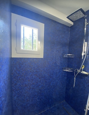 Badewanne, Haartrockner, Bidet, Handtücher