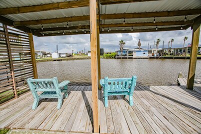 (RV1) Paradise in Sargent, Texas. Saltwater canal, minutes to the ICW and beach.
