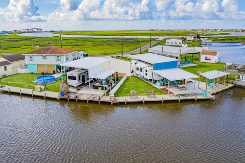 (RV1) Paradise in Sargent, Texas. Saltwater canal, minutes to the ICW and beach.