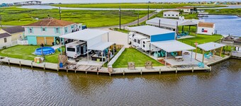 (RV1) Paradise in Sargent, Texas. Saltwater canal, minutes to the ICW and beach.