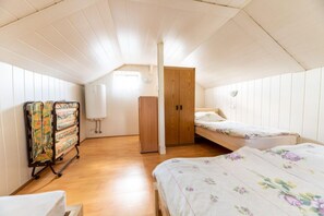 ชาเลท์สำหรับครอบครัว, หลายเตียง, ติดภูเขา (The Blueberry Lodge With Whirlpool) | 1 ห้องนอน, Wi-Fi ฟรี, ผ้าปูที่นอน