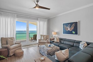 Una televisión, una chimenea, un reproductor estéreo