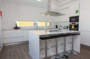 Kühlschrank, Mikrowelle, Ofen, Geschirrspüler