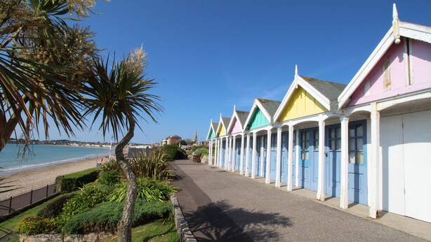 A row of colorful seaside cottages with a beach view. - Seaside House (Weymouth)