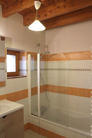 Baignoire, séchoir à cheveux