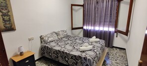4 bedrooms, desk, iron/ironing board, free WiFi - Apartment in the center of the town and beach Costa Brava and Barcelona (Malgrat de Mar)