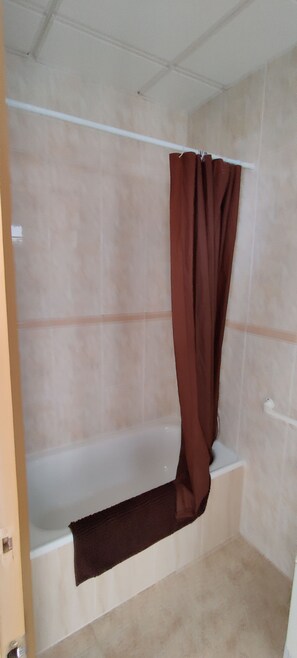 Combined shower/bathtub, eco-friendly toiletries, hair dryer, bidet - Apartment in the center of the town and beach Costa Brava and Barcelona (Malgrat de Mar)