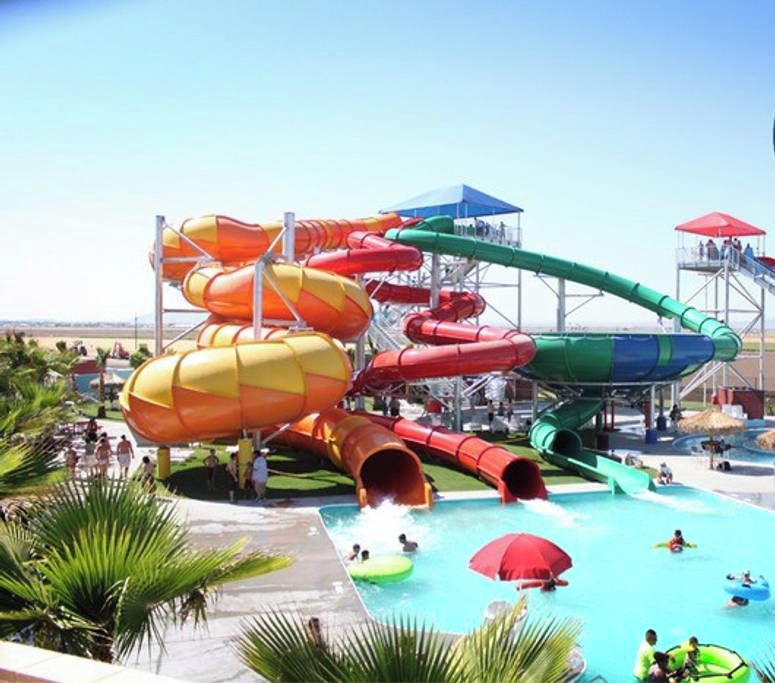 Un parque acuático con varias toboganes y una zona de piscina.